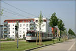 Die Straßenbahn in Freiburg-Rieselfeld -    Der Rasenbahnkörper in der Rieselfeldallee zwischen den Haltestellen 'Maria-von-Rudloff-Platz' und der Endhaltestelle Bollerstaudenstraße mit
