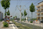 Die Straßenbahn in Freiburg-Rieselfeld -

An der Endhaltestelle 'Bollerstaudenstraße' wenden die Straßenbahnen in einer Wendeschleife, wie an vielen anderen Endstationen.

11.05.2006 (M)