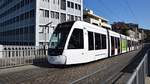 Straßenbahn CAF Urbos Nr. 301, die Vollwerbung wurde nach 6 Monate wieder entfernt - Aufnahme in Freiburg im Breisgau am 21.09.2019