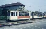 VAG Freiburg___Betriebshof Nord (Komturstraße) :längs der Wagenhalle abgestellte Verbands-Tw 73 und 62 [Rastatt, 1951-53] und weitere.__20-04-1974