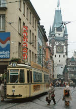 Das lebendige Freiburger Zentrum und seine Straßenbahn: TW 108 hält hier am Bertholdsbrunnen.
Datum: 29.10.1983 