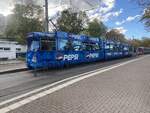 Hier sieht man meine geliebte Pepsibahn am 21.10.2023 um 16:28 an der Haltestelle ,,Rathaus im Stühlinger“. Die Pepsibahn war auf der Linie 3 Richtung Vauban unterwegs. Hinter der Pepsibahn steht die GT8N (228).
