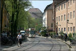 Fahrrad- und Straßenbahnverkehr -

... in der Freiburger Innenstadt, hier in der Bertoldstraße an der alten Universität (Gebäude rechts). 

11.05.2006 (M)