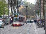 Am Stadttheater macht Wagen 266 (Typ GT8Z) Halt.