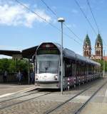 Freiburger Straenbahn beim Halt auf der Stadtbahnbrcke, im Hintergrund die Trme der Sthlinger Kirche, Mai 2014