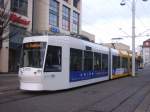 Straenbahn Gera: NGT8G - Wagen 202 in Gera unterwegs als Linie 1 kurz nach Verlassen der Haltestelle Heinrichstrae.