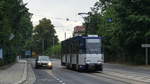 Wagen 308 der Görlitzer Straßenbahn liefert sich ein Wettrennen mit einem Pkw am Ortausgang Görlitz kurz hinter der Station Goethestraße. Aufgenommen am 19.7.2018 19:39 