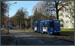 Wagen 305 der VGG rollt am 04.12.2016 über den eingleisigen Streckenabschnitt entlang der Promenadenstraße Richtung Königshufen.