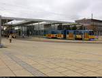 Eine Tatra KT4D der Thüringerwaldbahn und Straßenbahn Gotha GmbH (TWSB) als Linie 2 nach Ostbahnhof verlässt ihre Starthaltestelle Hauptbahnhof.