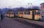 Kaffeepause vor dem Gothaer Hauptbahnhof: Tw 208 sowie Tw 36 mit Bw 71, 26.02.1991.