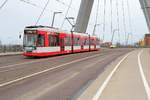 MGT6D, Wagen 651, der Halleschen Verkehrs-AG (HAVAG) als Linie 10 von Hauptbahnhof nach Göttinger Bogen überquert die Berliner Brücke in Halle (Saale).