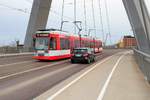 Nachschuss auf MGT6D, Wagen 651, der Halleschen Verkehrs-AG (HAVAG) als Linie 10 von Göttinger Bogen nach Hauptbahnhof, die die Berliner Brücke in Halle (Saale) überquert. [28.12.2017 | 14:03 Uhr]