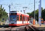 MGT6D, Wagen 602, der Halleschen Verkehrs-AG (HAVAG) als Linie 8 nach Trotha verlässt ihre Starthaltestelle Rennbahnkreuz während Gleisbau- und Oberleitungsarbeiten.