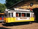 24.06.2006, Halle/S. Im Straßenbahnhof Seebener Straße fand ein Fest anläßlich des 10-jährigen Bestehens des Historischen Straßenbahndepots statt. In der aktuellen Wagenparkliste der Halleschen Straßenbahn finde ich das Fahrzeug nicht. Im  Straßenbahn-Archiv 4  von 1984 steht es als von der Wagenbauanstalt Falkenried in Hamburg 1908 gebaut. Am 13.7. informierte  Karl Sauerbrey per Mail:  Das ist auch kein Hallesches Fahrzeug. Das Fahrzeug ist aus Ulm und wurde 1910 von Lindner gebaut. Es ist heute häufig in Ulm auf Oldtimerfahrt unterwegs und hat auch für die neue Linie 2 die Betriebserlaubnis. 
