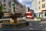 Duewag/Siemens MGT6D, Wagen 651, passiert den Eselsbrunnen auf dem Alten Markt in Halle (Saale).