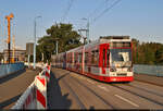 Halle (Saale), Mansfelder Straße: Noch ist die Elisabethbrücke in Betrieb, wie dieser Nachschuss auf Duewag/Siemens MGT6D, Wagen 609 und 602, zeigt.