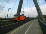 Der Schienenschmierwagen der Havag berquert am 28.10.08 die Berliner Brcke in Halle/Saale.