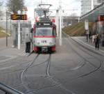 Am 14.12.2011 steht hier einer der letzten (modernisierten) Tatrastraenbahnen der Saalestadt am Knotenpunkt Riebeckplatz zur Weiterfahrt nach Beesen bereit.