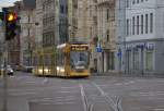 Bis in die zeitigen Nachmittgastunden des 24.12. 2014 ist noch reger Straßenbahnbetrieb in Halle. Ein Zug der Linie 1E am Reileck.  14:53 Uhr.