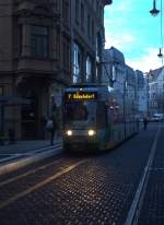 So sollte eine Abendaufnahme nicht unbedingt aussehen!
Ein TW der Linie 7 nach Büschdorf an der Haltestelle Moritzburg Ring in der Großen 
Ullrichstraße. 31.01.2015 16:56 Uhr. (Bilddynamik zu groß-führt zu Farbfehlern !) 