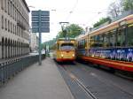 Ein GT8er fhrt am 18.04.09 als Linie 5 nach Rintheim in die Haltestlle Ettlinger Tor/Stattstheater ein