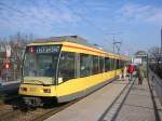 Eine Niederflurstraenbahn, eingesetzt auf der Linie 1 zwischen den Karlsruher Stadtteilen Durlach und Oberreut, hlt am 09.02.2005 an der Haltestelle Bannwaldallee, die sich auf der Straenbahn- und