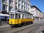 Der historische Triebwagen 100 aus den 30er Jahren des letzten Jahrhunderts hat am 19.06.2005 die Haltestelle Marktplatz verlassen und fhrt in Richtung Europaplatz als nchstenm Halt. Die Verkehrsbetriebe Karlsruhe (VBK) holen ihre alten Wagen gelegentlich aus dem Depot, um sie fr Fahrten auf einer Ringlinie Hauptbahnhof - Marktplatz - Europaplatz - Hauptbahnhof einzusetzen, z.B. an Wochenenden im Sommer oder auch whrend der Adventszeit.