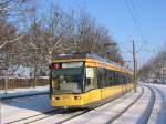 Eine Niederflur-Straenbahn, eingesetzt auf der Linie 1, fhrt am 30.12.2005 in Richtung des Karlsruher Stadtteils Oberreut.