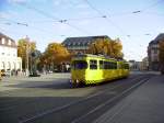 Am Morgen des 02.11.2011 wartet der Schleifzug 489 der VBK auf dem Hauptbahnhofvorplatz in Karlsruhe auf seinen nchsten Einsatz.