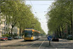 Ein schlichtes Straßenbahnbild . 

...aufgenommen bei der Haltestelle Philippstraße in der Kaiserallee, oder ist das schon die Rheinstraße? 

06.05.2006 (M)