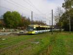 Zusammen mit einem kurzen Intermezzo von Herbstsonnenstrahlen konnte am 29.10.2012 Wagen 314 der VBK in herbstlicher Umgebung des Schlosses Gottesaue abgelichtet werden. Er ist auf der Linie 1 nach Oberreut unterwegs und muss aufgrund einer Baustelle diese Umleitung nutzen.