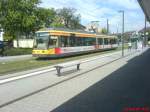 02. August 2006. Niederflurwagen 229 auf der Linie 2 an der Ellmendinger Strae in Durlach-Aue auf der Fahrt zur Endhaltestelle Wolfartsweier Nord.