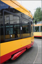 Die Auslenkung des Drehgestelles -    Die neuen Karlsruhe Straßenbahnwagen haben im Gegensatz zu vielen modernen Niederflurbahnen Drehgestelle.