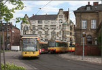 Begegnung im Bogen -

Eine Karlsruher Niederflurstraßenbahn begegnet einer Gleichstrom-Stadtbahn auf der 2012 eröffneten Südostbahn im Bereich des Kreativpark Alter Schlachthof. Die Straßenbahn wurde sehr gut in die Situation eingefügt, die Gleise führen im Bogen um ein altes Gebäude des Schlachthofes. Hinter dem Gebäude rechts werden die Gleise in der Durlacher Allee gekreuzt, die vor dem hellen Gebäude verläuft.

26.06.2016 (M)