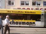Eine Straenbahn am Rathaus mit Schaumann-Werbung.