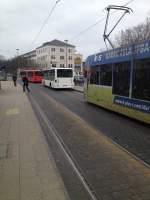 Viel los ist hier an der Straenbahnhaltestelle am Hollndischen Platz in Kassel, sodass sich eine Tram hier hinter zwei Bussen anstellen muss. Aufgenommen am 4.4.13