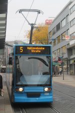 Hier eine Strassenbahn bei der Einfahrt in die Haltestelle  Am Stern  am 17.10.13