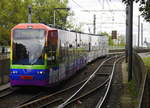 Das ist Köln, verkündet der regenbogenfarbene Wagen 4560, der hier mit Wagen 4537 auf der SL 1 von der Deutzer Brücke kommend in die Haltestelle Heumarkt einfährt (4.9.19).