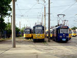 Leipzig LVB: Straßenbahnen im Straßenbahnhof Paunsdorf, u.a. zwei abgestellte T6A2 (1008 und 1005) und T4D-M1 2195. Datum: 14. Juli 2008. - Scan von einem Farbnegativ. Film: Kodak Film FB 200. Kamera: Leica C2.