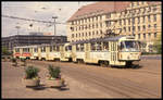 Gleich in dreifacher Form kommt hier Tatra Tram 2176 am 26.4.1992 auf der Linie 27 vor dem Hauptbahnhof in Leipzig an.