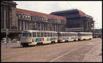 Tatra Tram 1765 in einer Dreier Einheit am 26.4.1992 vor dem Hauptbahnhof in Leipzig, der damals am östlichen Flügel eingerüstet war.