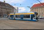 NGT12-LEI (Bombardier Flexity Classic XXL), Wagen 1218, der Leipziger Verkehrsbetriebe (LVB) als Linie 11 von Schkeuditz, Rathausplatz, nach Markkleeberg-Ost, Schillerplatz, erreicht die Haltestelle