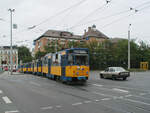 Am 06.09.2006 war ein T6-Großzug der Leipziger Verkehrsbetriebe, geführt von T6A2 1010 als Linie 1 auf dem Weg von Lausen nach Mockau. Gerade hat er die Haltestelle Adler verlassen.