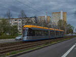 Schlechtes Wetter kündigte sich am 14.04.2022 an, als NGT10-XL 1016 der Leipziger Verkehrsbetriebe auf dem Weg als Linie 16 nach Lößnig war und gerade die Haltestelle Triftweg verlassen