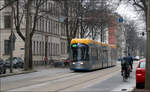 In der Leipziger Käthe-Kollwitz-Straße -     NGT10 XL-Wagen 1038 auf der Linie 1 durchfährt die Käthe-Kollwitz-Straße in Richtung Mockau, Post.