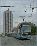 Vor dem unverwstlichen  M -Turm fhrt die Linie 16 zum Messegelnde in der Stadt, die die  Messe  wohl erfunden hat: Leipzig!
10.November 2009