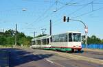In Magdeburg führen einige Fahrzeuge noch Beiwagen aus Zeiten der Tatrazeit mit. Hier in Magdeburg Rothensee an der Haltestelle Eichenweiler auf der Linie 10.

Magdeubrg 23.07.2020