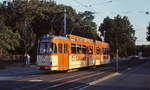 Auf der Fahrt von Hechtsheim nach Finthen hat Tw 226 der Mainzer Straßenbahn im Sommer 1986 die Haltestelle Am Gautor verlassen
