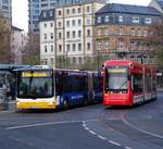 Bus trifft Bahn. MVG MAN Lions City G Wagen 734 und Stadler Variobahn 232 (Möbel Martin Vollwerbung) am 02.12.17 in Mainz Hauptbahnhof