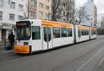 Mainzer Mobilität Adtranz GT6M-ZR Wagen 203 am 11.01.22 in der Innenstadt.  An dieser Stelle hält die Straßenbahn im Gefälle